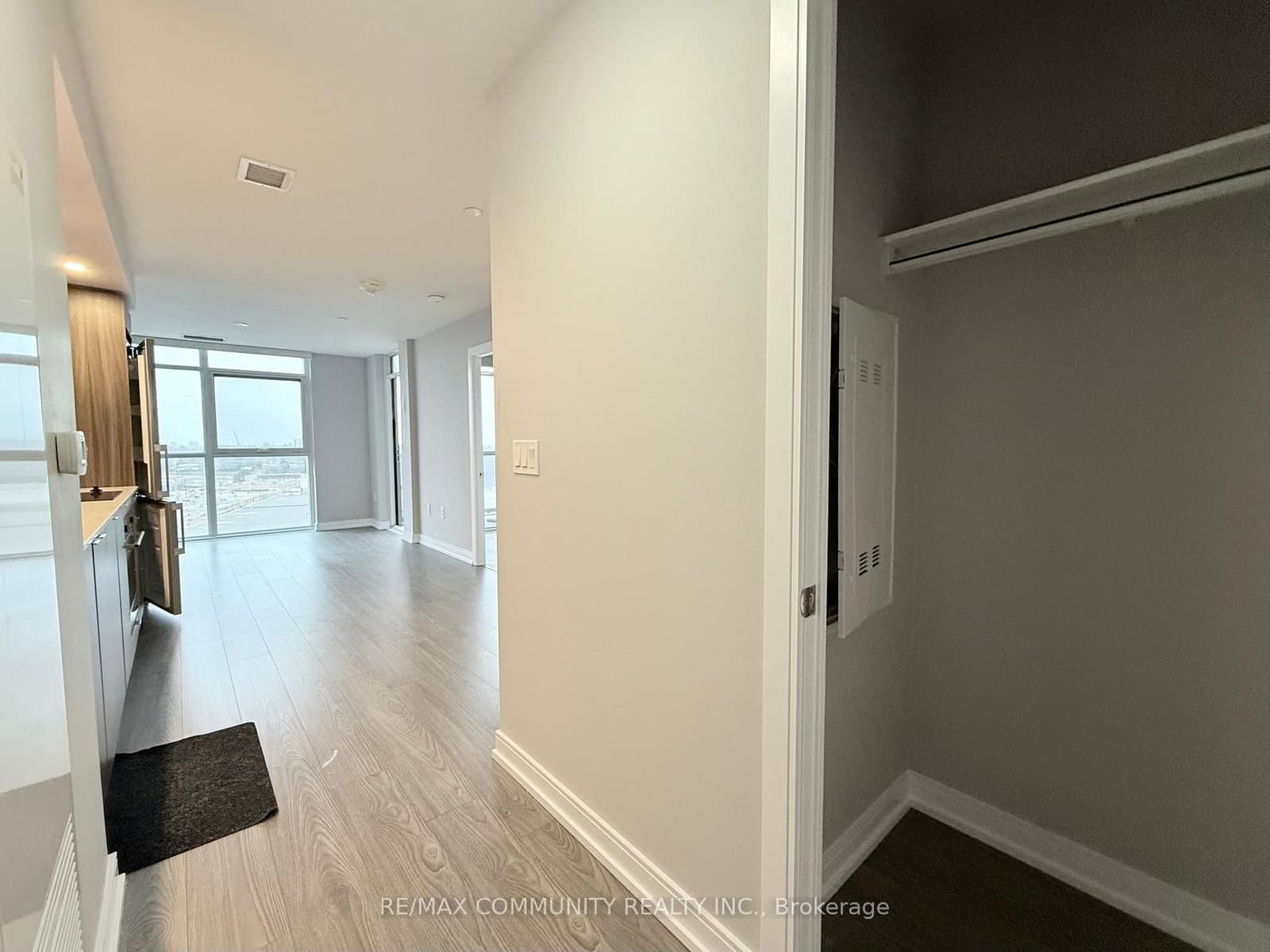 225 Village Green Square, Unit 1001 thumbnail 3
