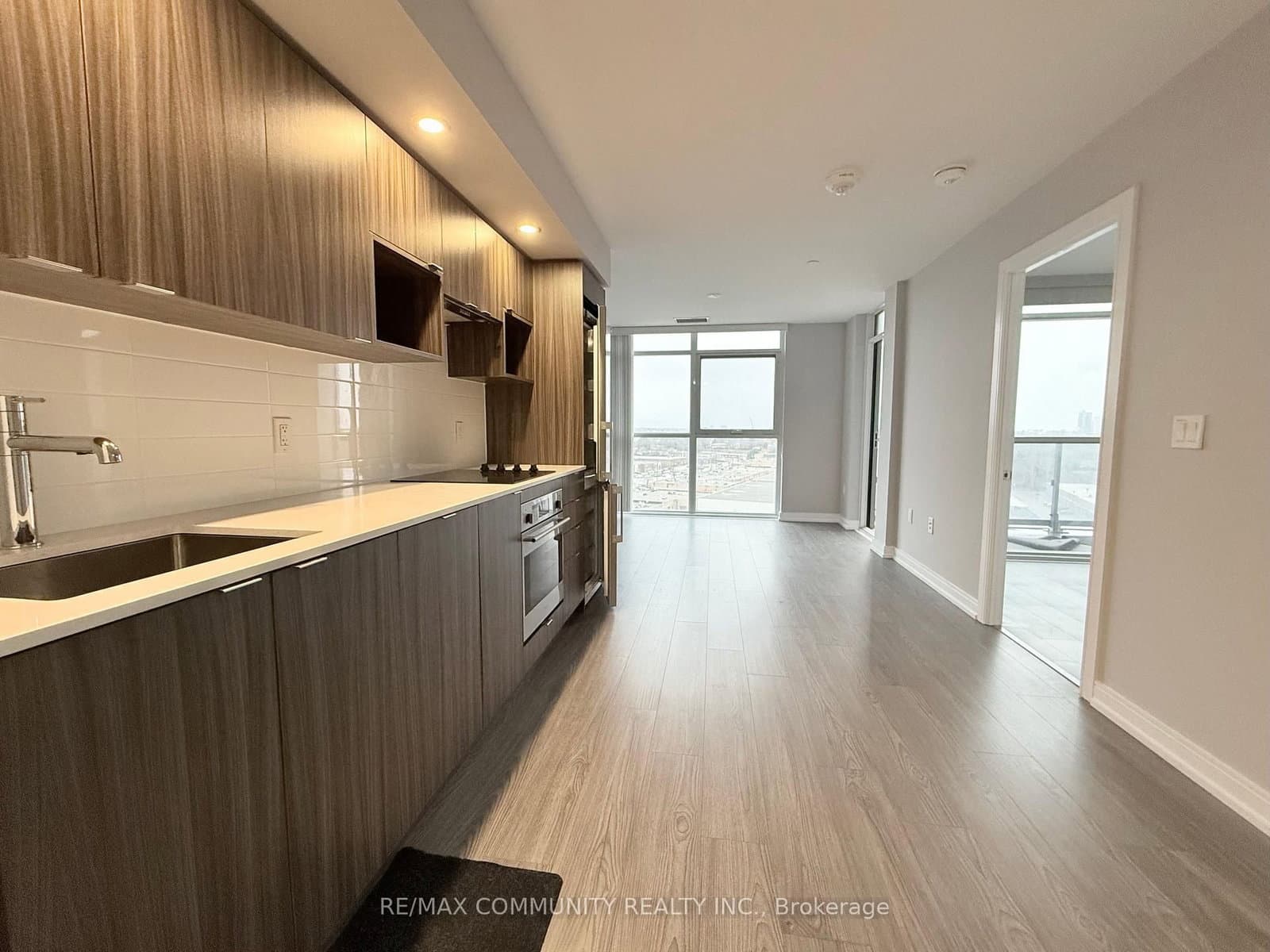 225 Village Green Square, Unit 1001 thumbnail 4