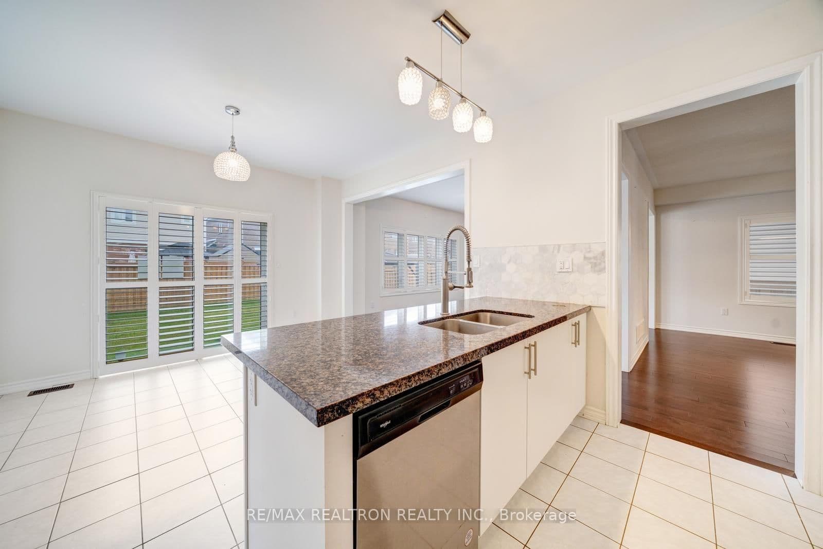 295 Northglen Boulevard thumbnail 19