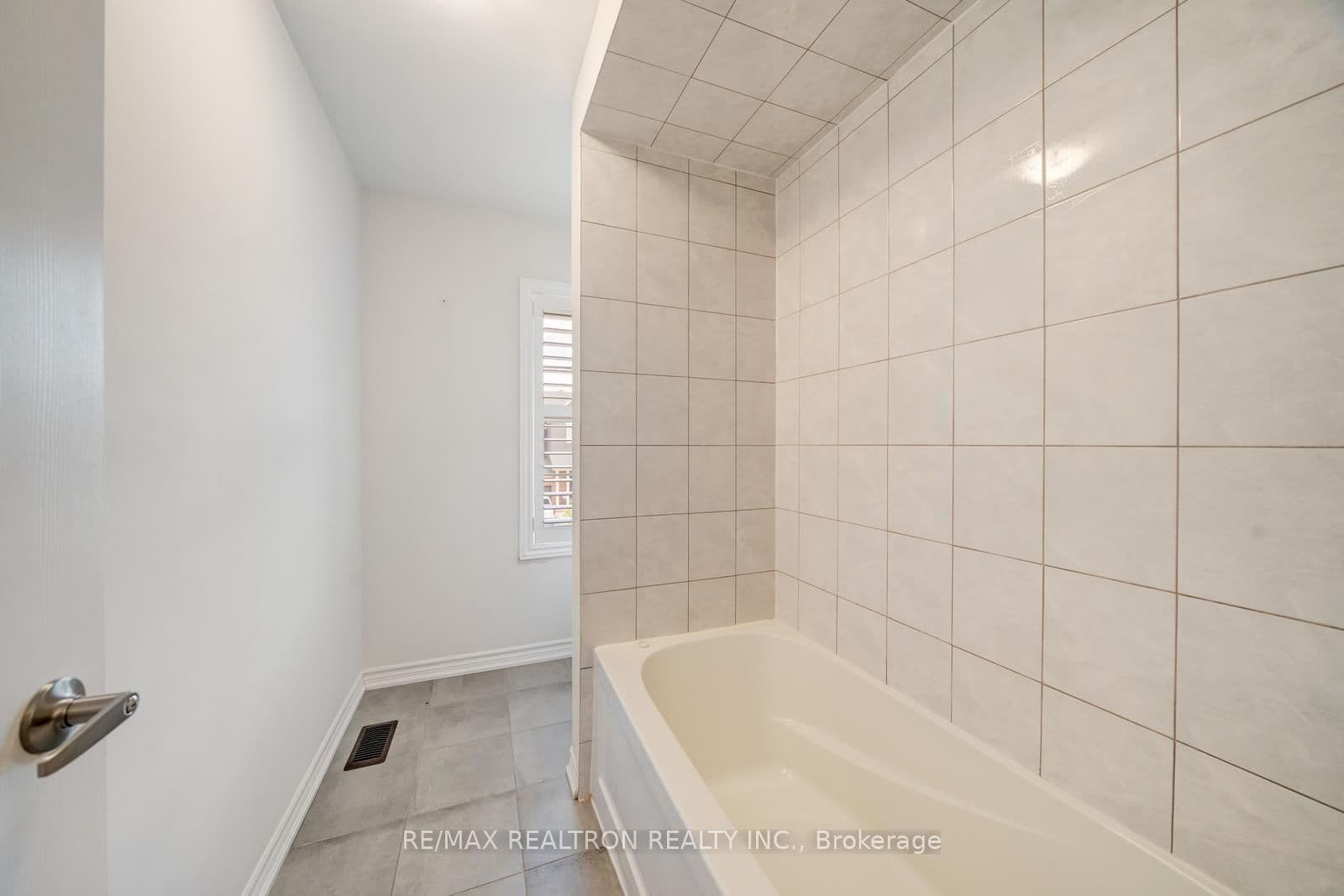 295 Northglen Boulevard thumbnail 37