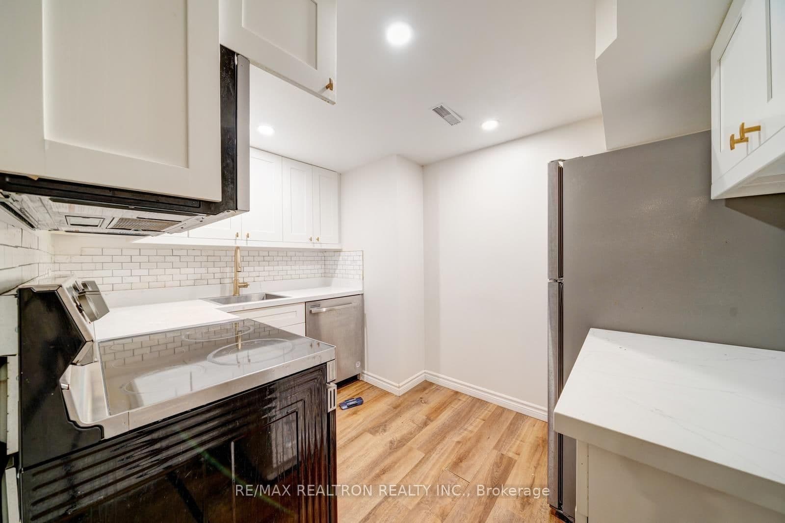 295 Northglen Boulevard thumbnail 41