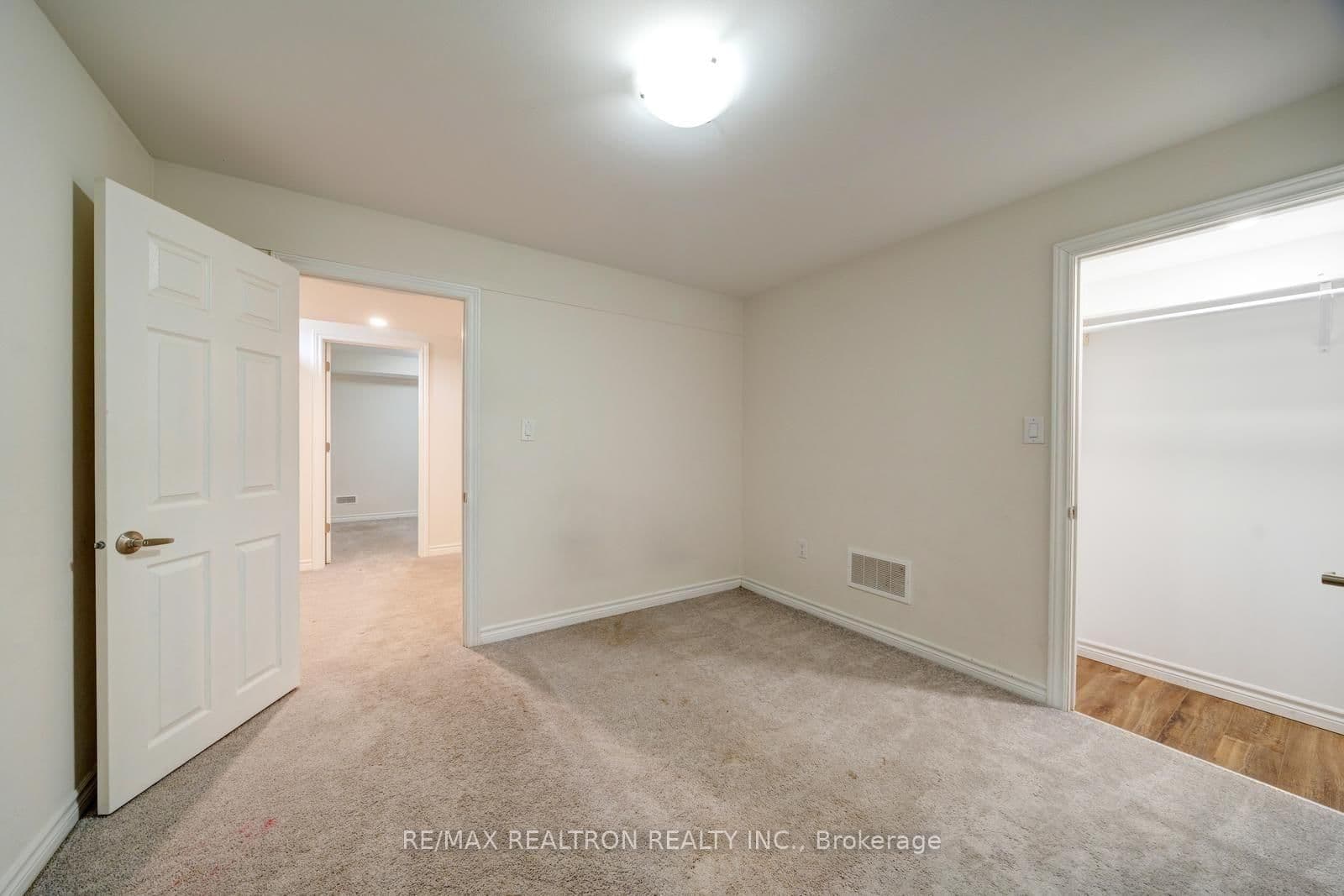 295 Northglen Boulevard thumbnail 43