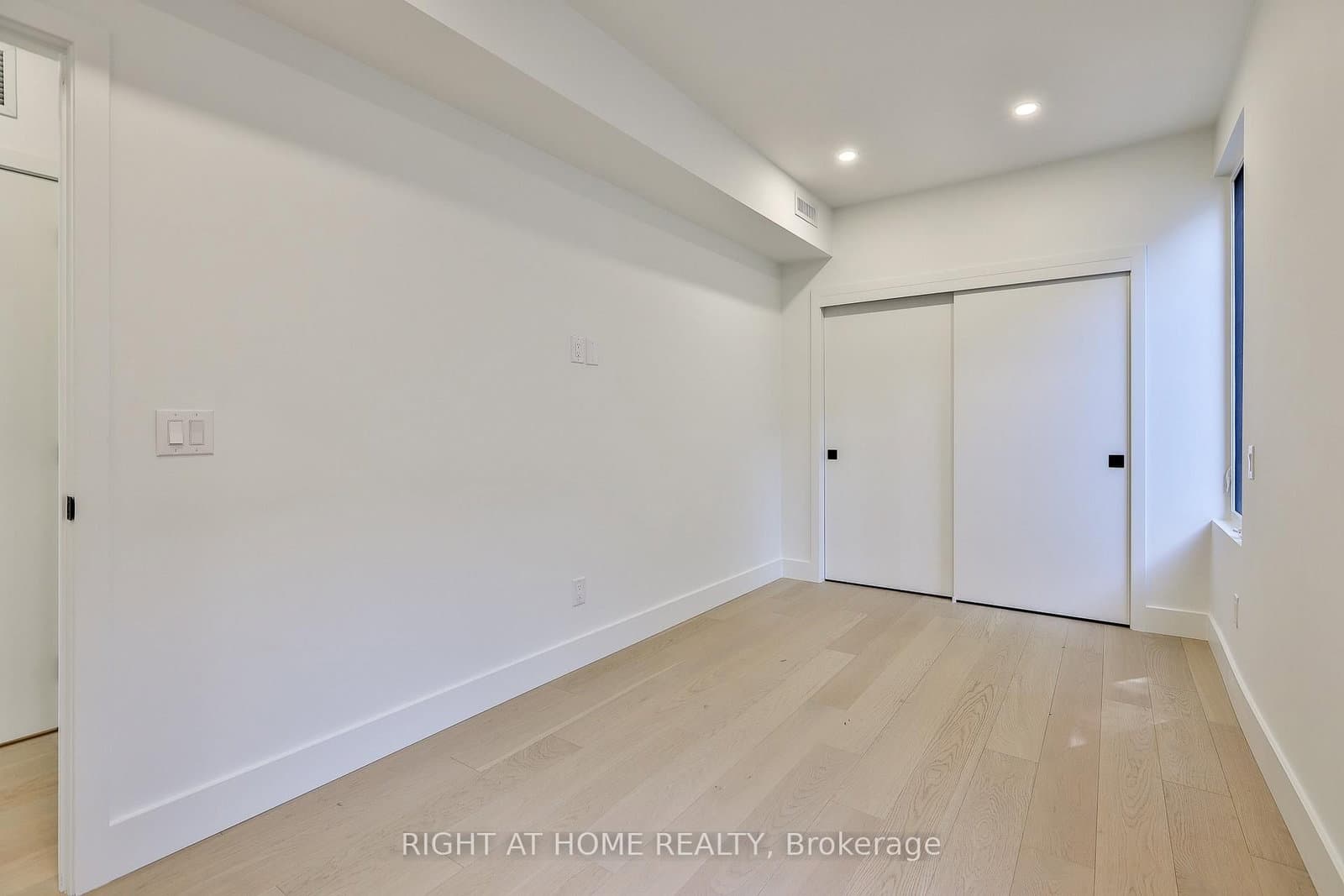 2343 Gerrard Street E, Unit Ground Floor thumbnail 21