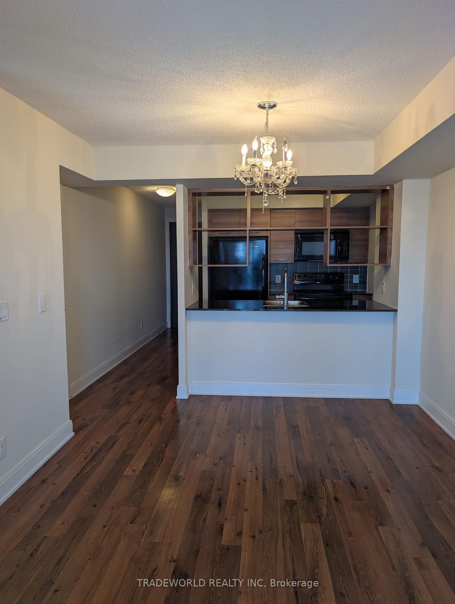 135 Village Green Square, Unit 1622 thumbnail 2