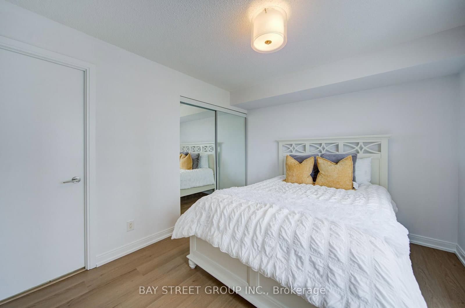 151 Village Green Square, Unit 1908 thumbnail 14