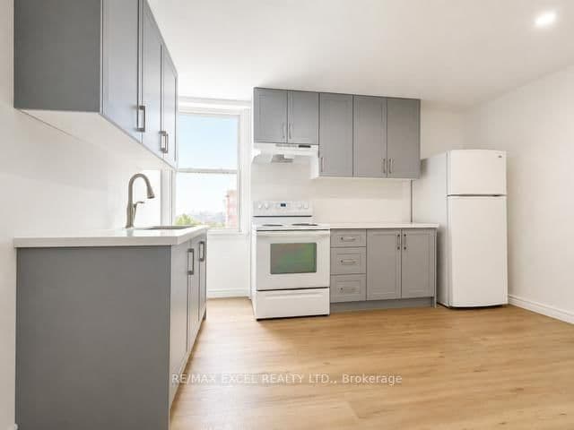 20 King Street E thumbnail 19