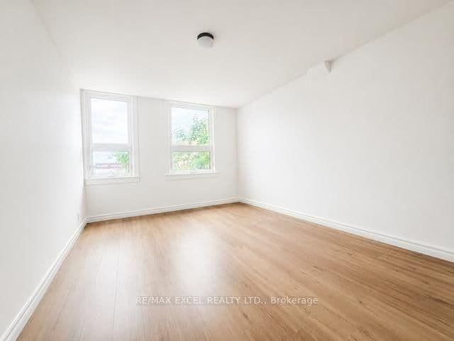 20 King Street E thumbnail 23