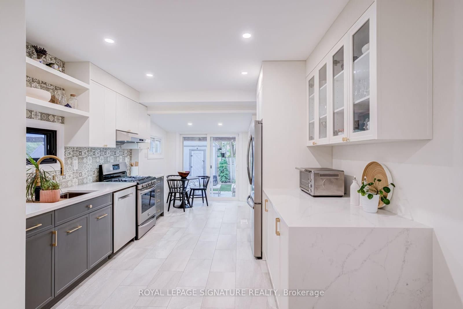 222 Queensdale Avenue thumbnail 12