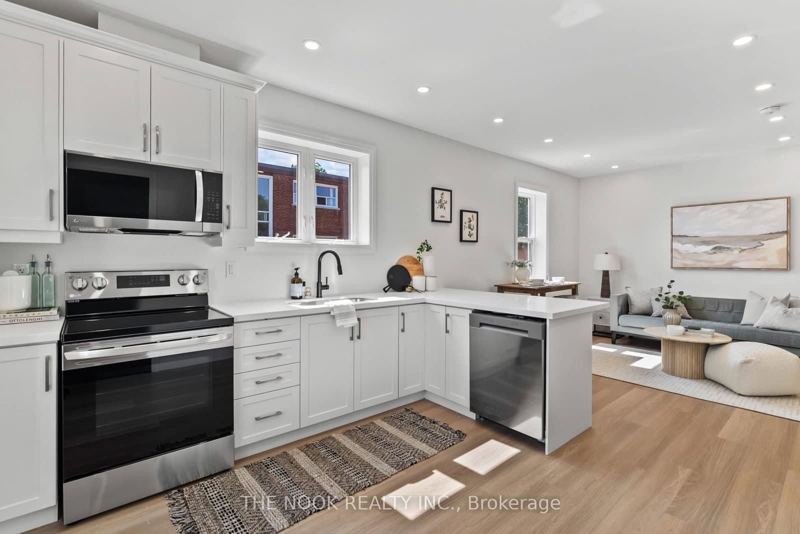 44 Colborne Street E