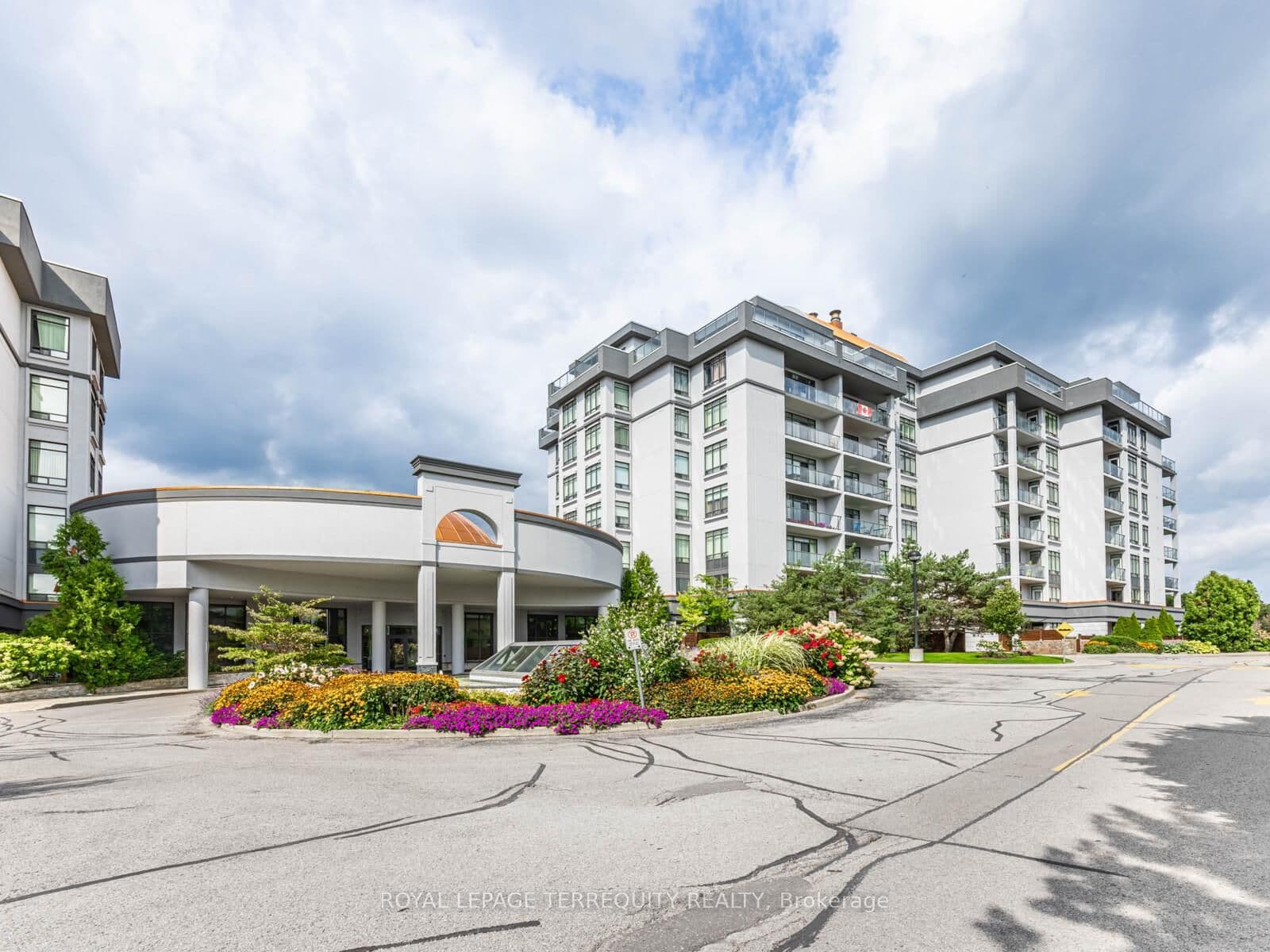 #215 - 11121 Yonge Street