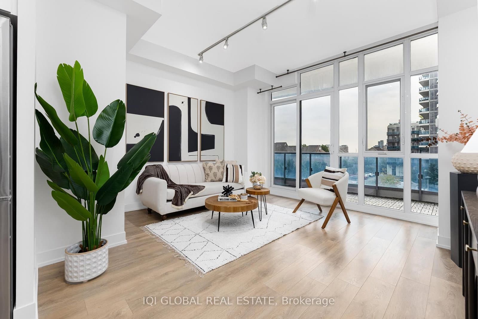 #301 - 9471 Yonge Street