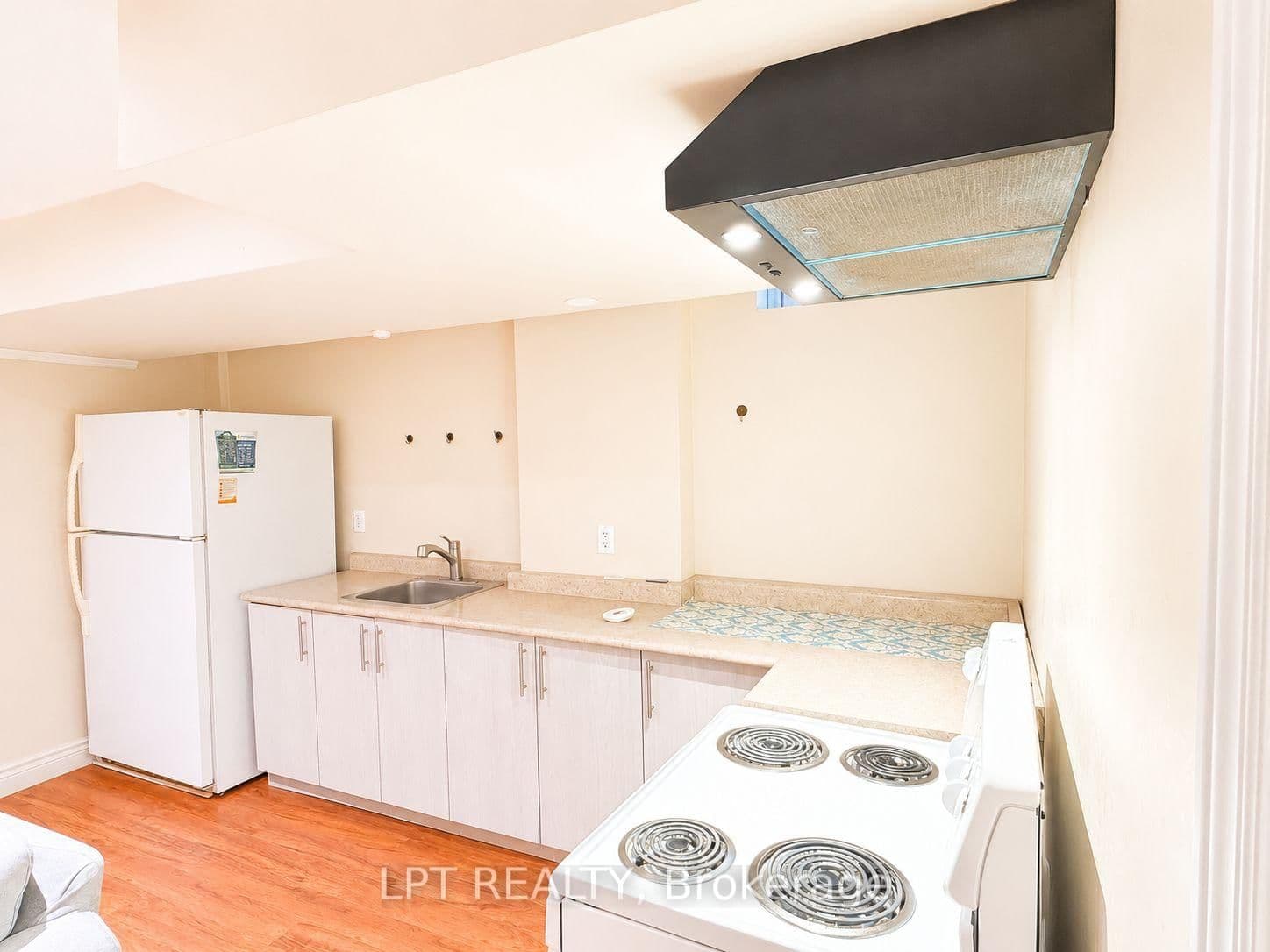 14 Hazelton Avenue, Unit Basement thumbnail 5