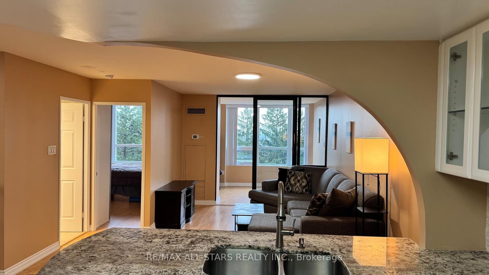 7601 Bathurst Street, Unit 402 thumbnail 3