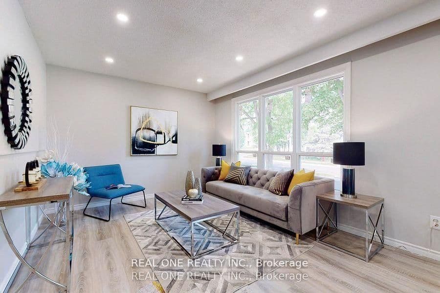 105 ( Main ) Aurora Heights Drive thumbnail 2