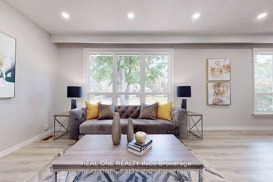 105 ( Main ) Aurora Heights Drive thumbnail 3