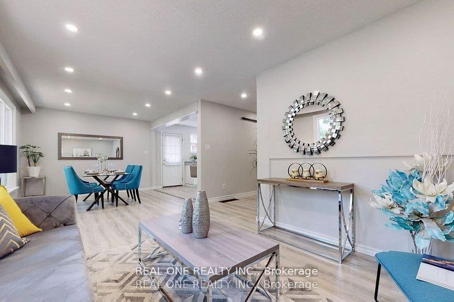 105 ( Main ) Aurora Heights Drive thumbnail 4