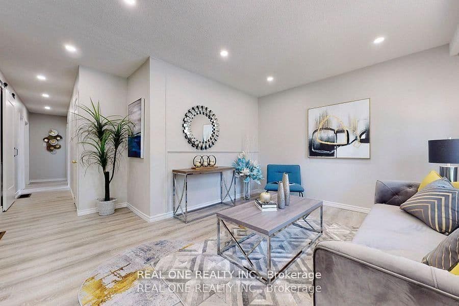 105 ( Main ) Aurora Heights Drive thumbnail 8