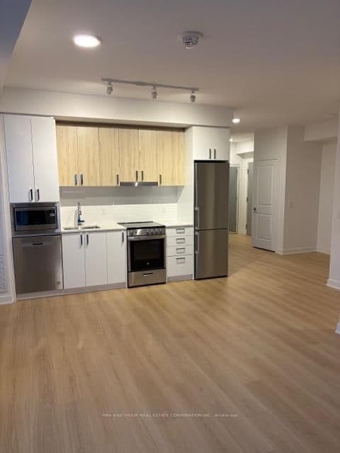 #416 - 30 Upper Mall Way