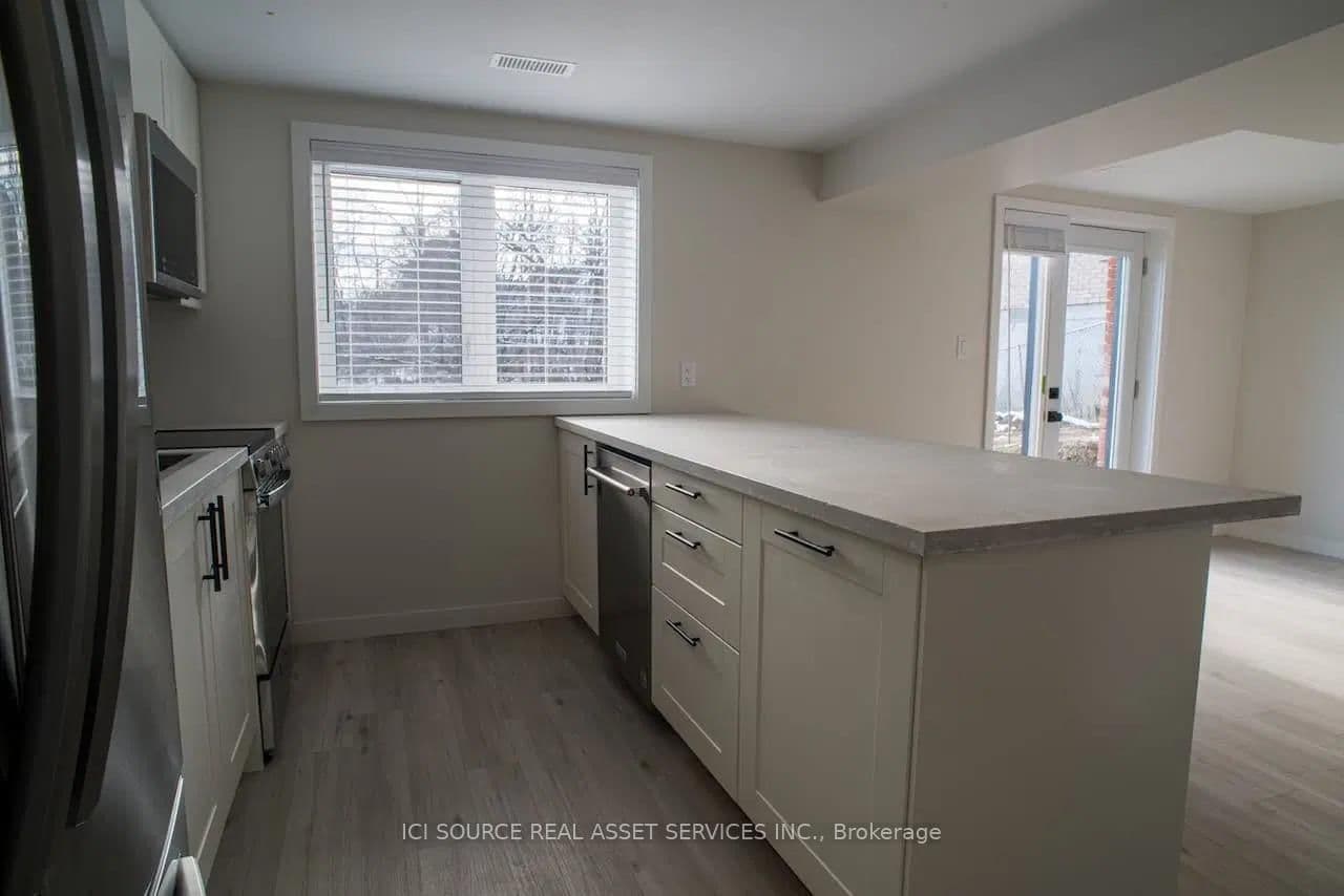 200 John Street W, Unit B thumbnail 3