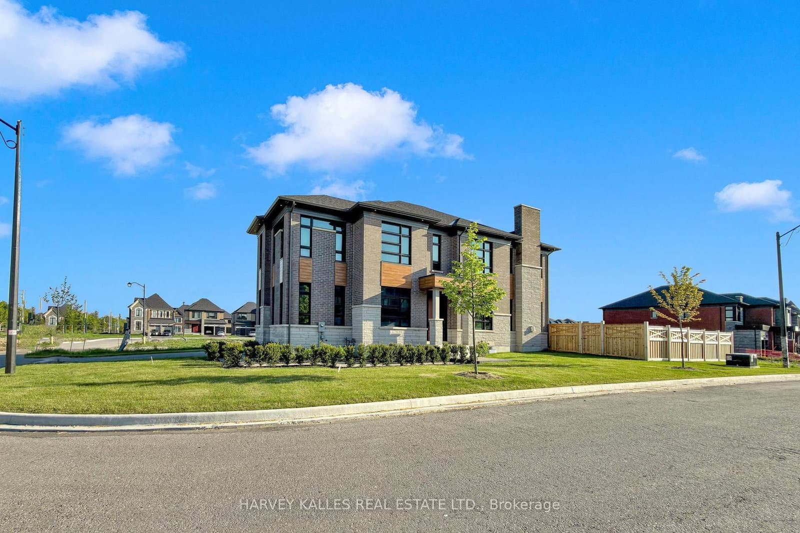 107 Winthrop Crescent thumbnail 4