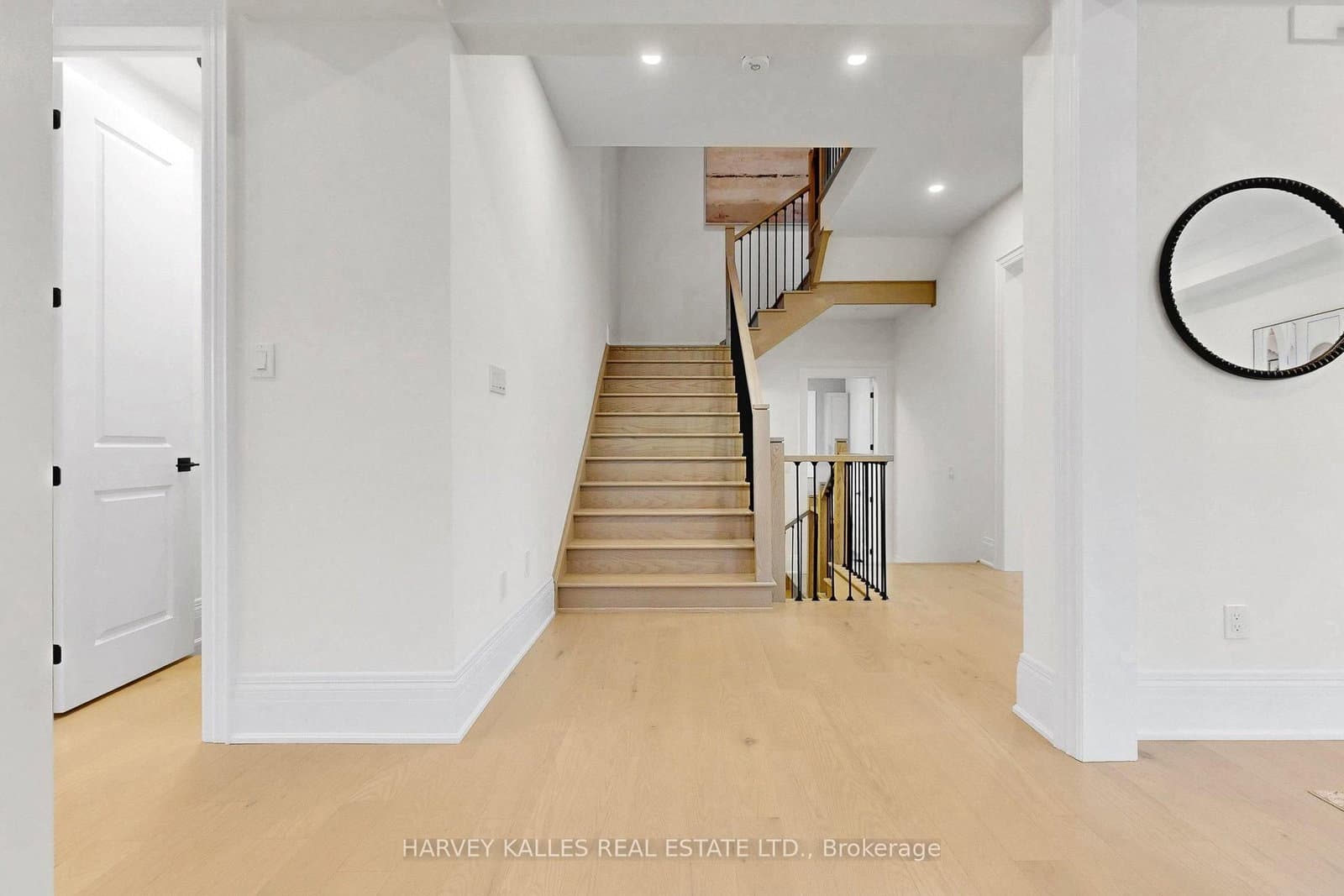 107 Winthrop Crescent thumbnail 6