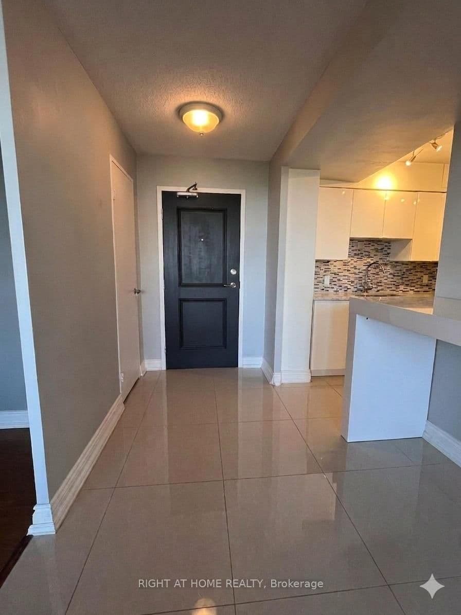 1 Royal Orchard Boulevard, Unit 803 thumbnail 3