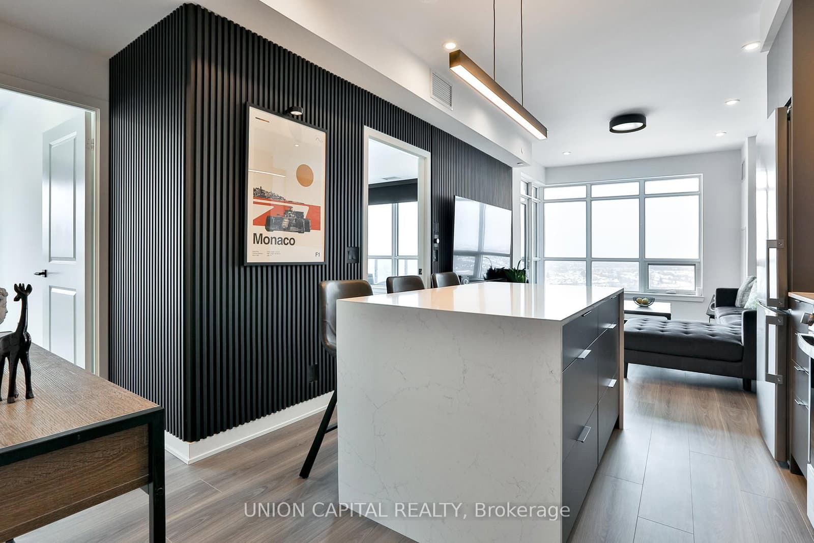 30 Upper Mall Way, Unit 1002 thumbnail 2