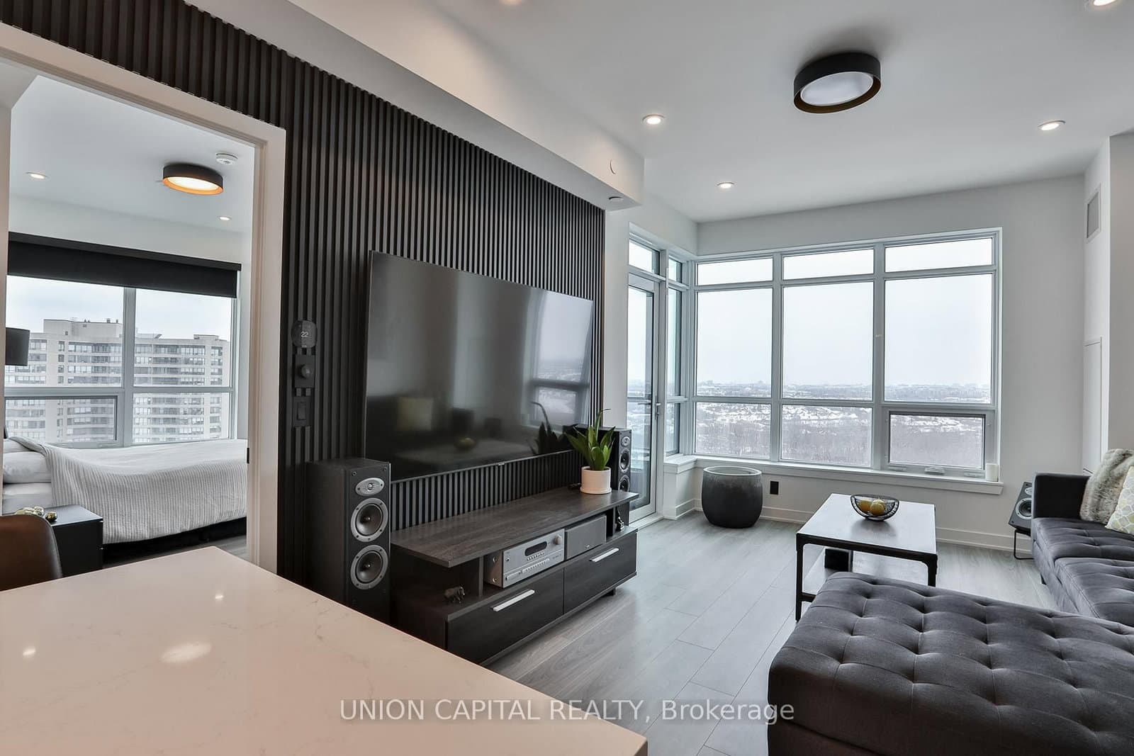 30 Upper Mall Way, Unit 1002 thumbnail 4