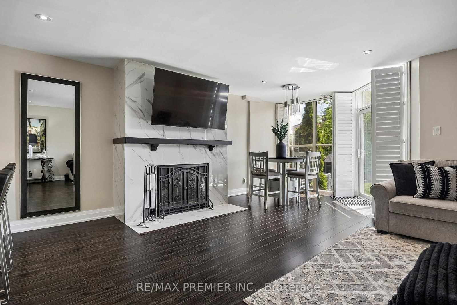 100 Arbors Lane, Unit 8 thumbnail 2