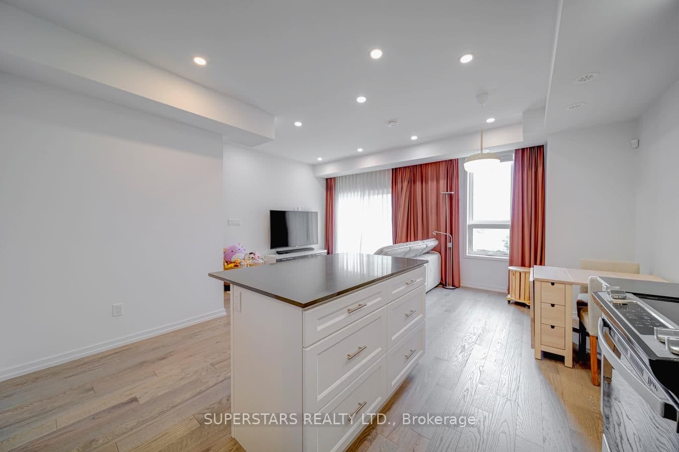 18 Lytham Green Circle, Unit 12 thumbnail 5