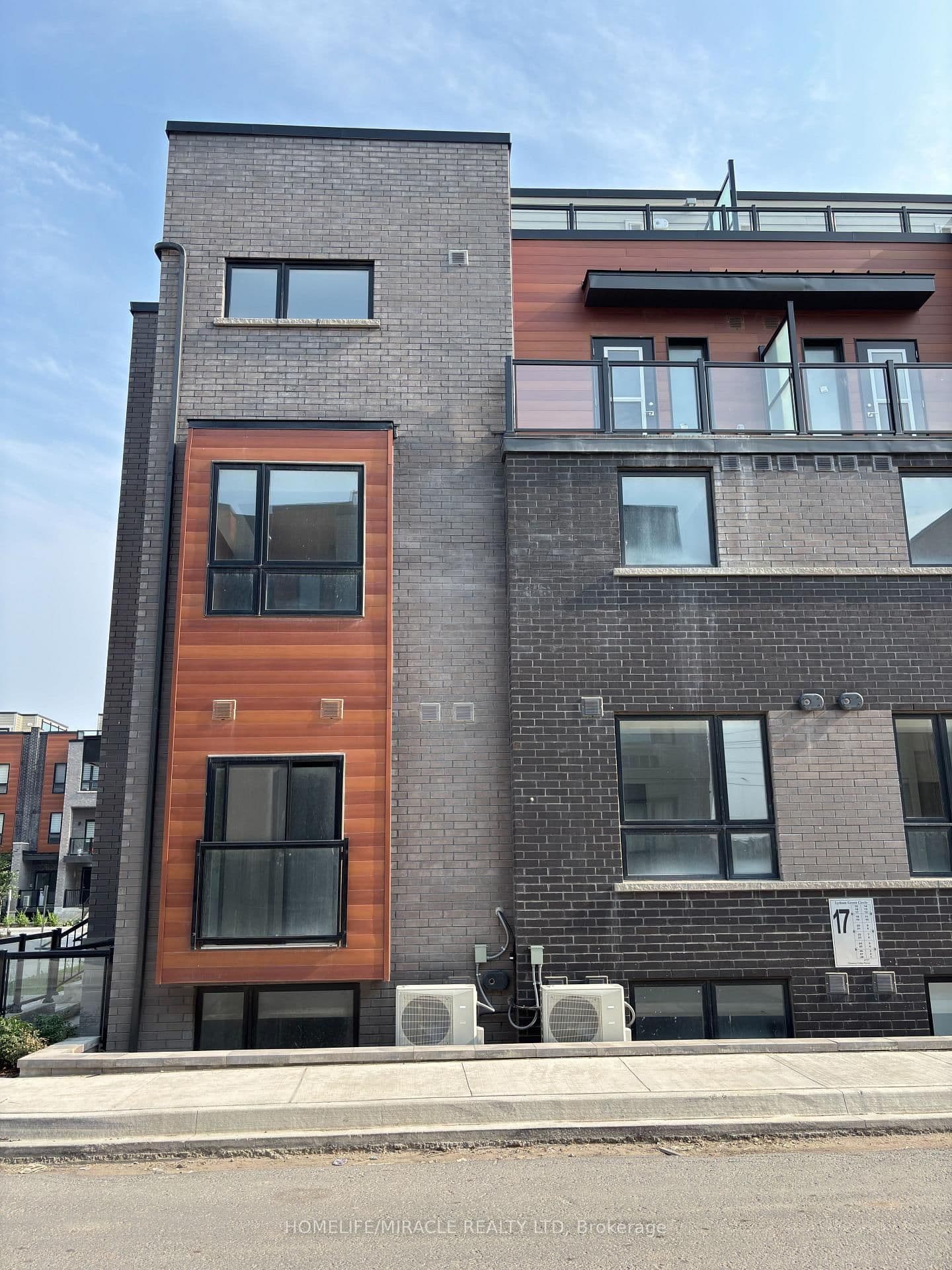 17 Lytham Green Circle, Unit 26 thumbnail 3
