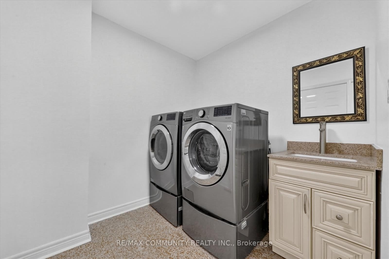 29 River Forest Street W thumbnail 24