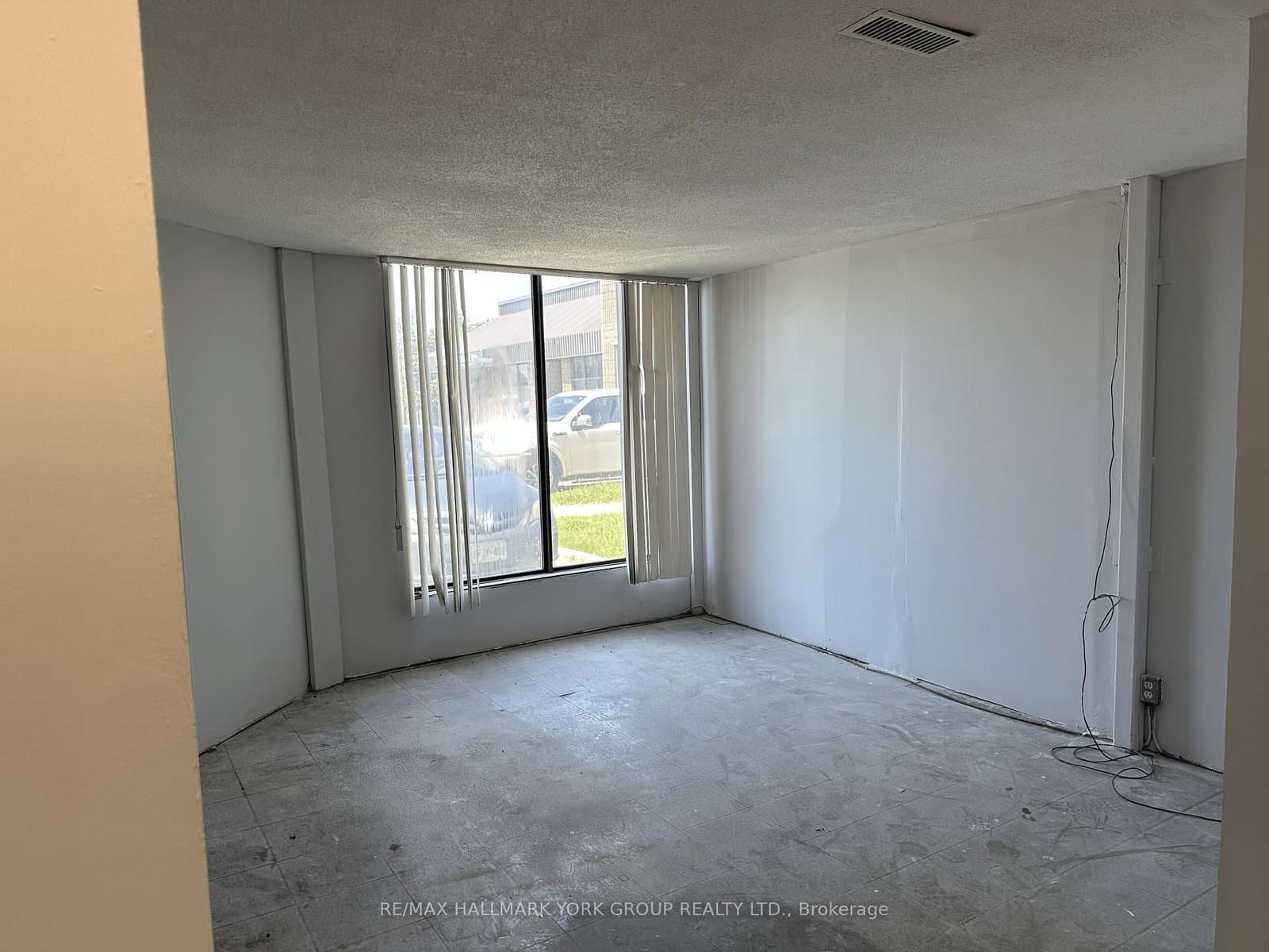 24707 Woodbine Avenue, Unit 6 thumbnail 5