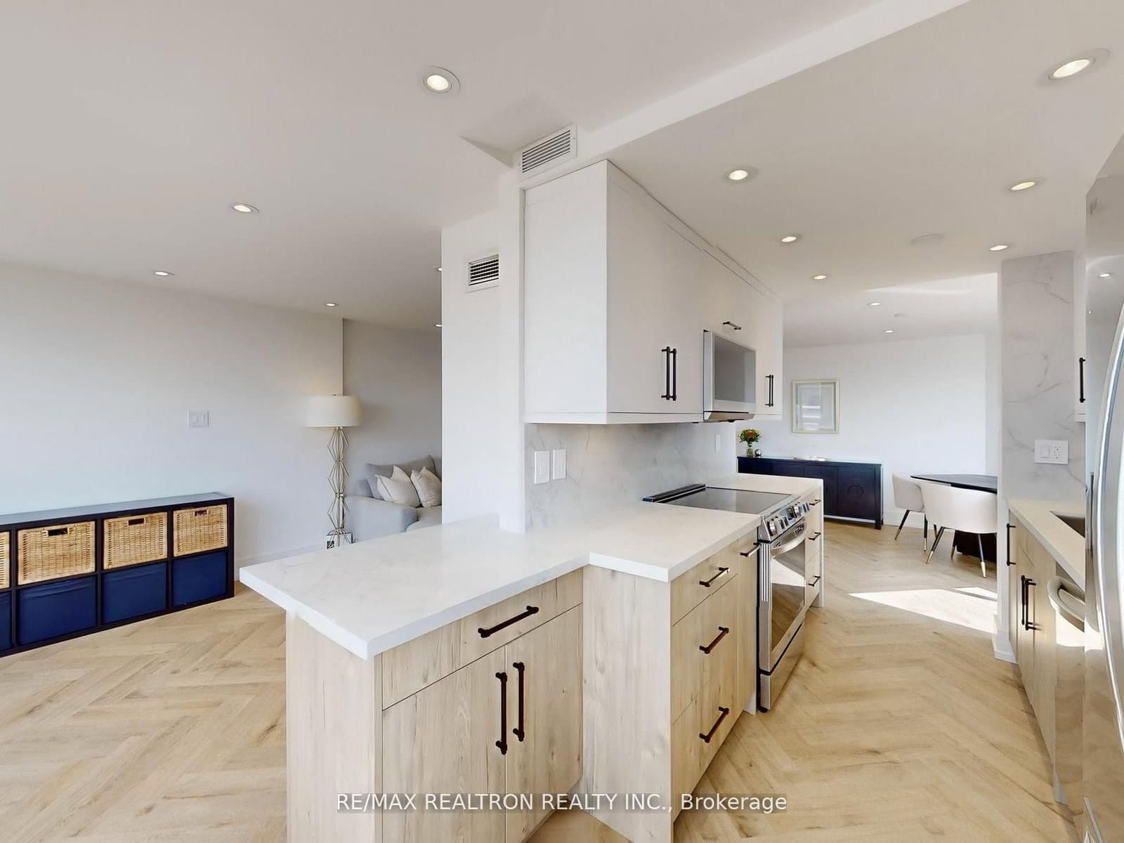 7460 Bathurst Street, Unit 1111 thumbnail 8