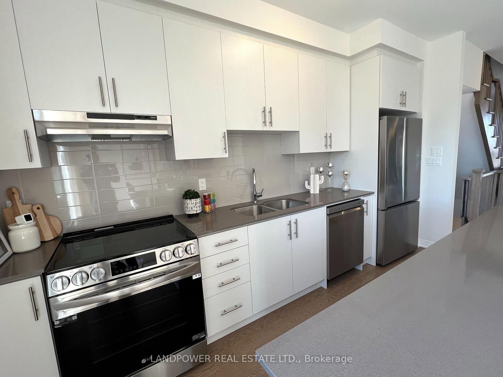 1655 Bur Oak Avenue thumbnail 18