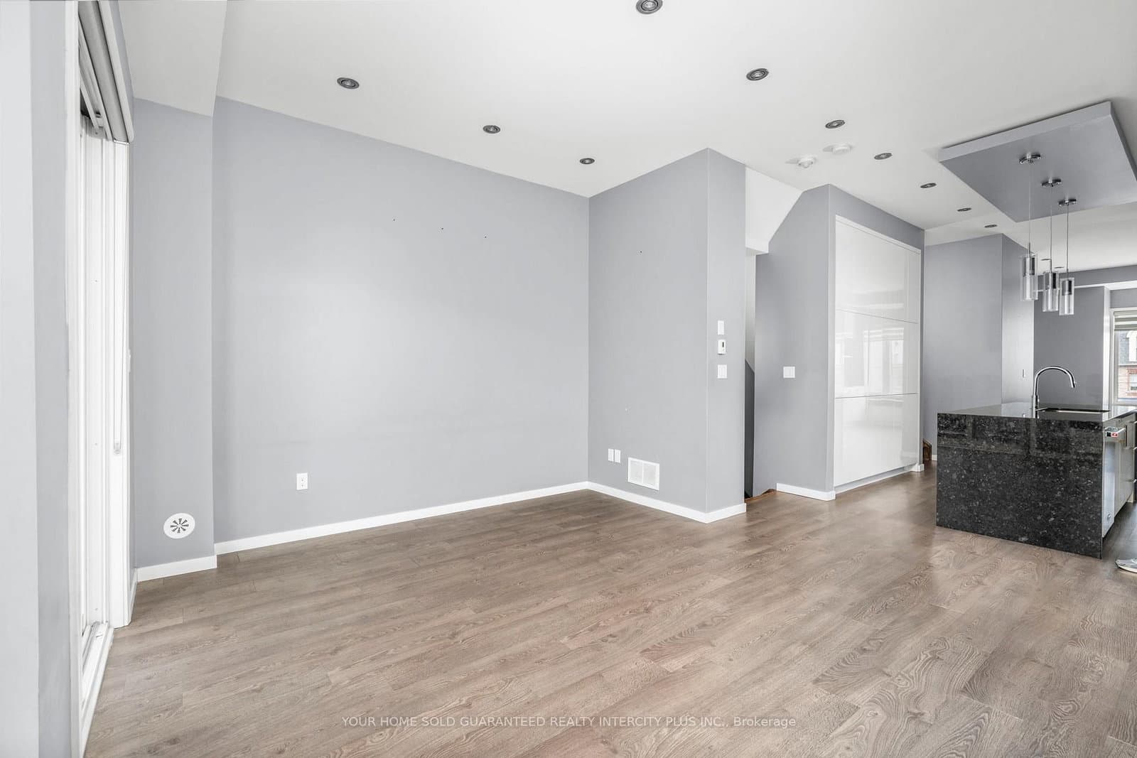 3910 Major Mackenzie Drive thumbnail 16