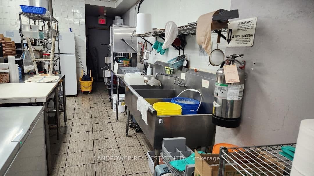 300 Holland Street W, Unit 101 thumbnail 8