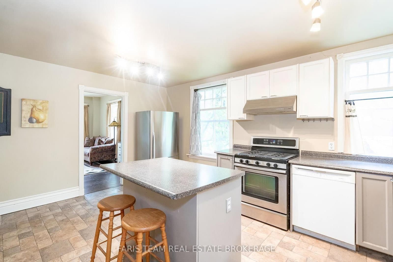 105 Barrie Street thumbnail 9