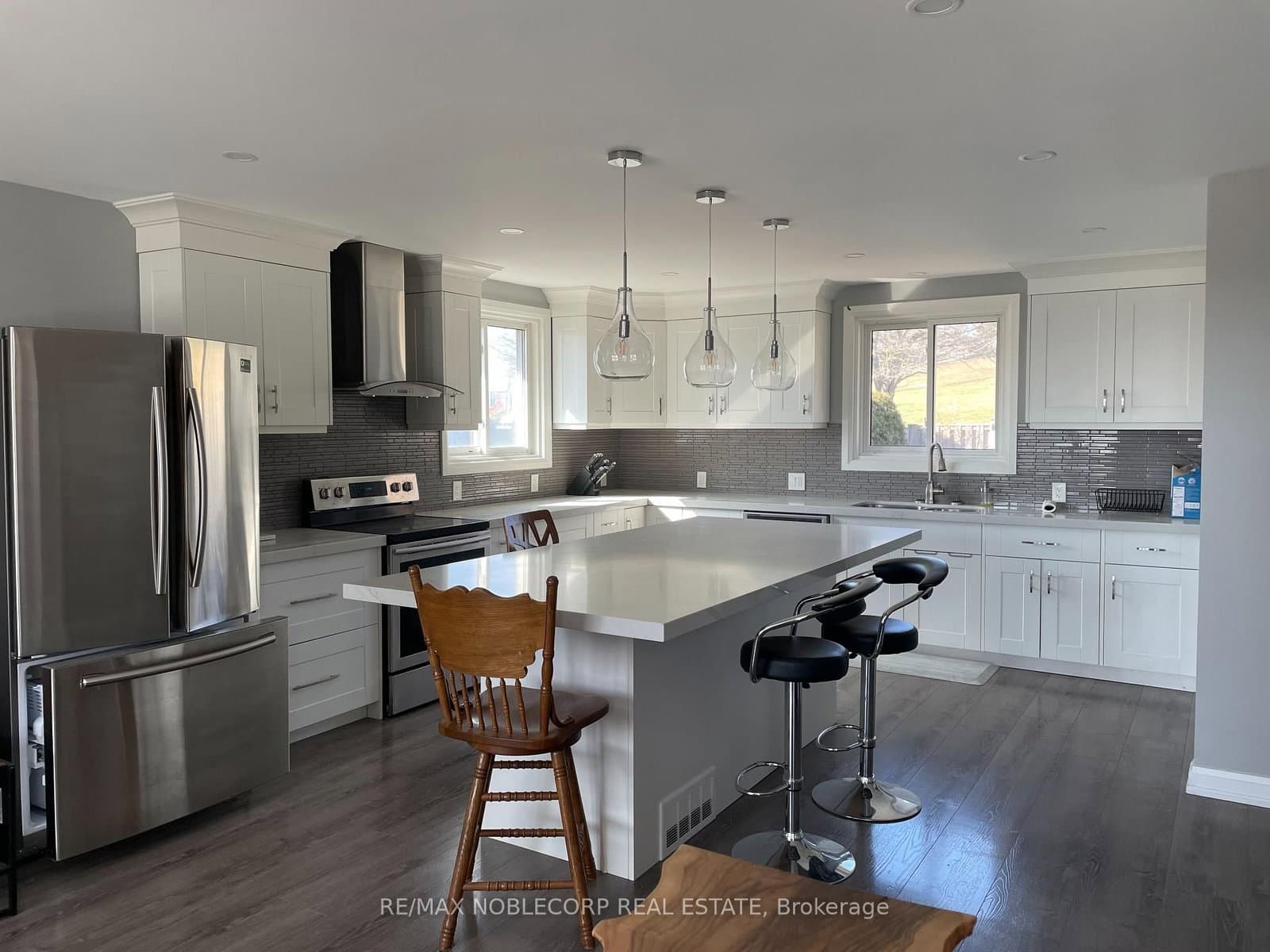 166 Collings Avenue thumbnail 2