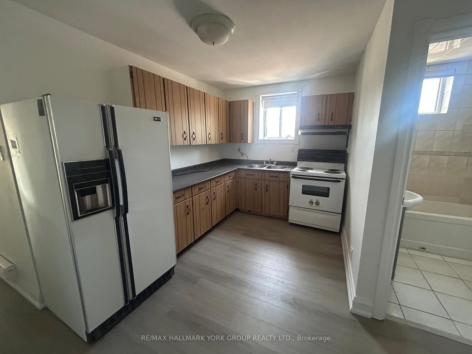 37 Holland Street W, Unit 2 thumbnail 2