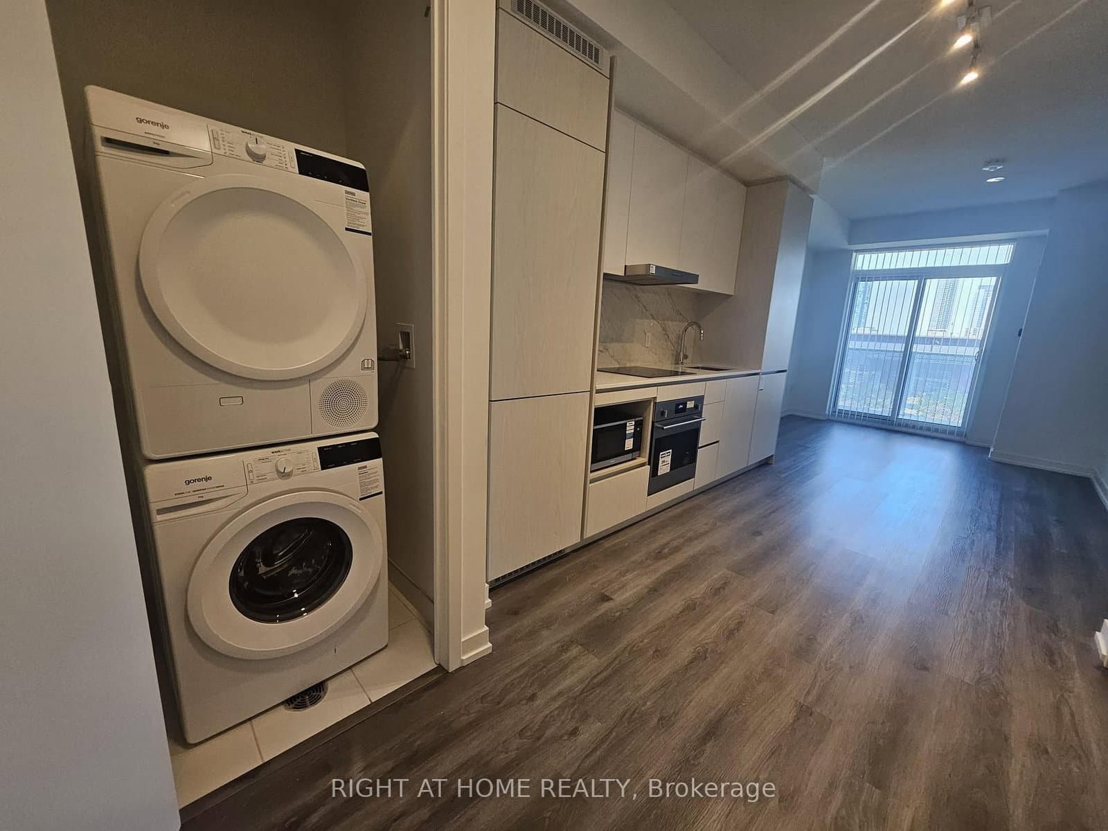 28 Interchange Way, Unit 316 thumbnail 14