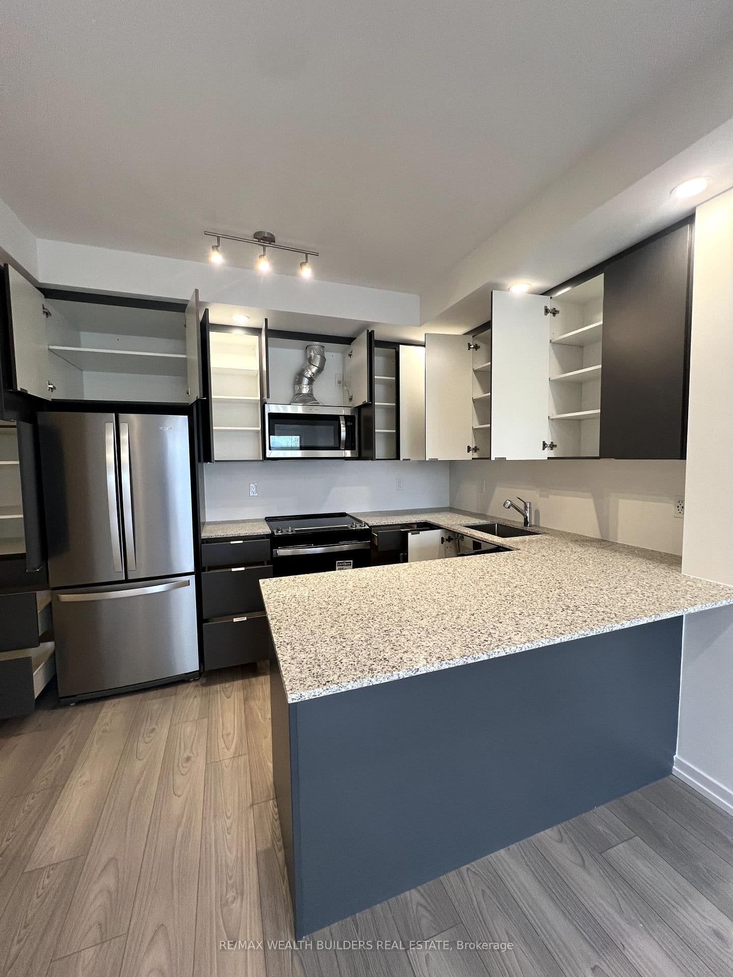 16 Lytham Green Circle, Unit 6 thumbnail 4