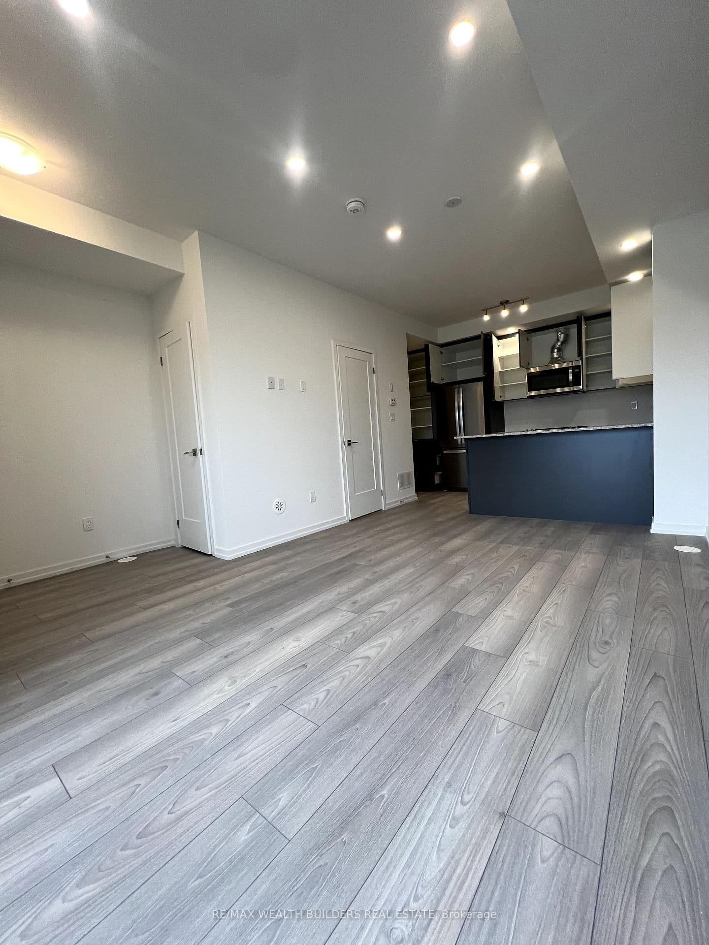 16 Lytham Green Circle, Unit 6 thumbnail 7