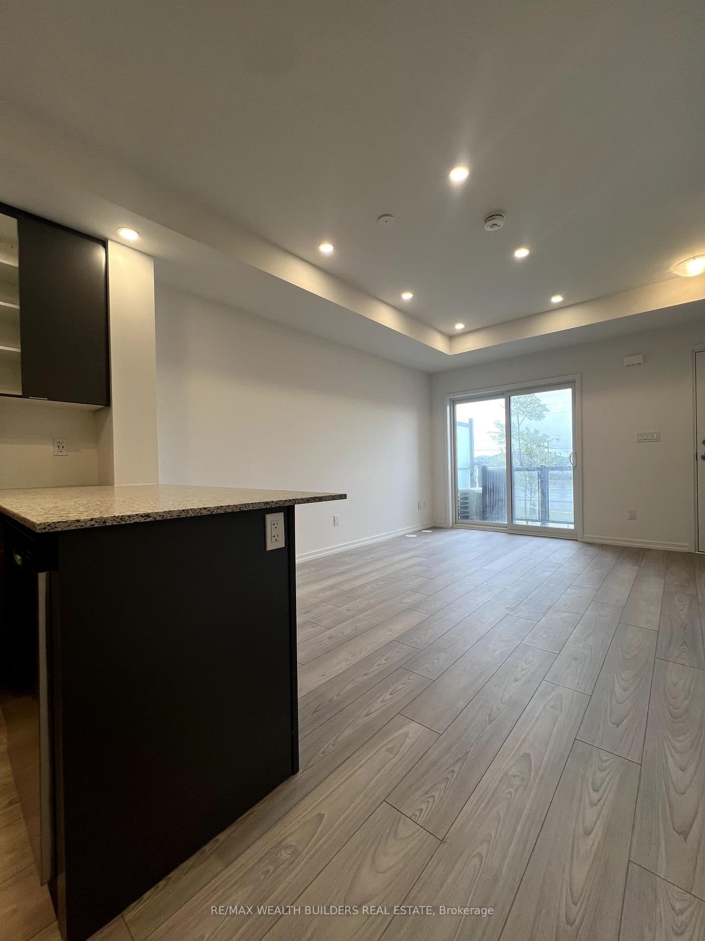 16 Lytham Green Circle, Unit 6 thumbnail 8