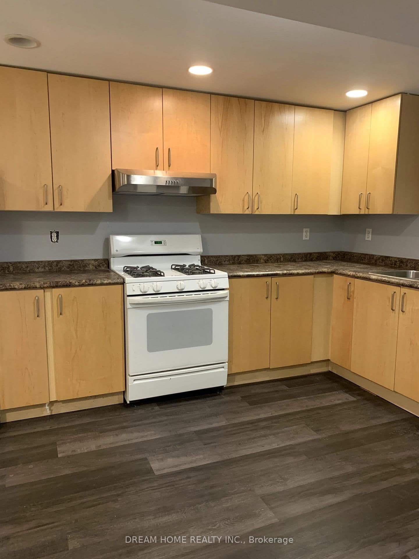 17 River Forest Street, Unit basement room1 thumbnail 5