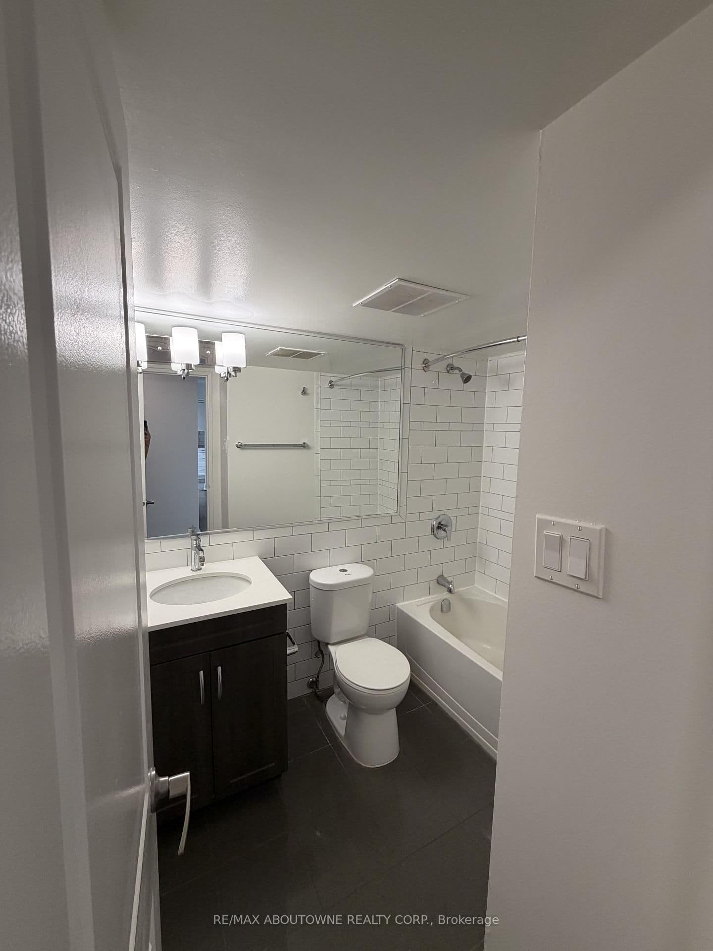 147 Wellington Street W, Unit 614 thumbnail 13
