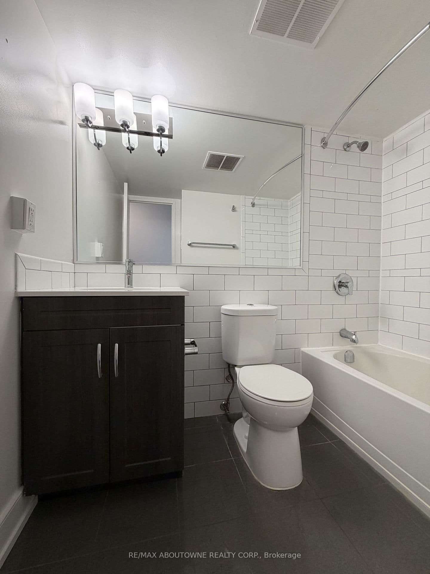 147 Wellington Street W, Unit 614 thumbnail 14