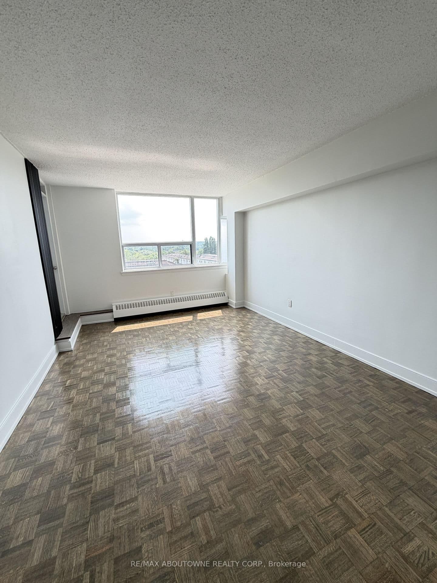 147 Wellington Street W, Unit 614 thumbnail 2