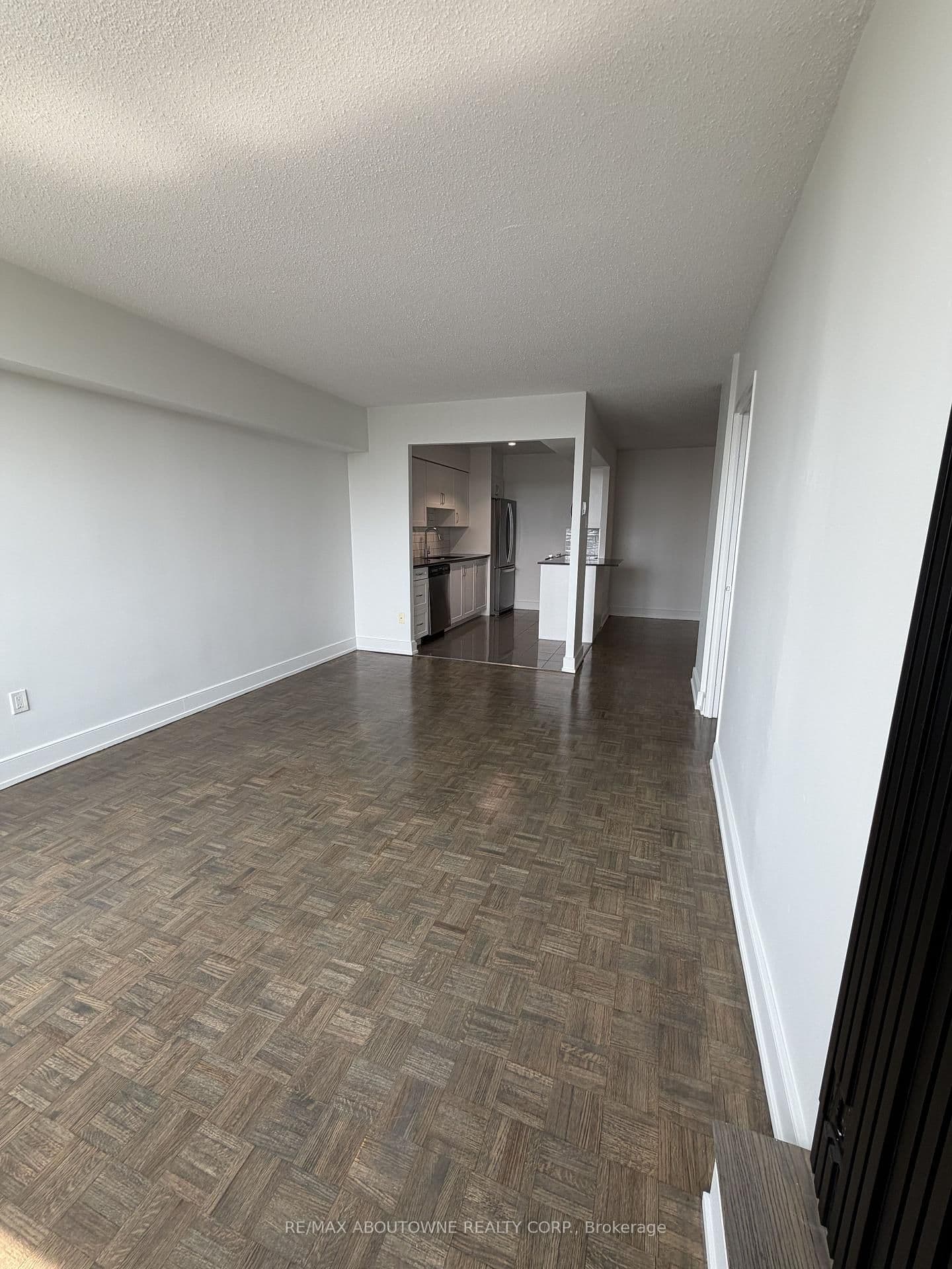 147 Wellington Street W, Unit 614 thumbnail 3