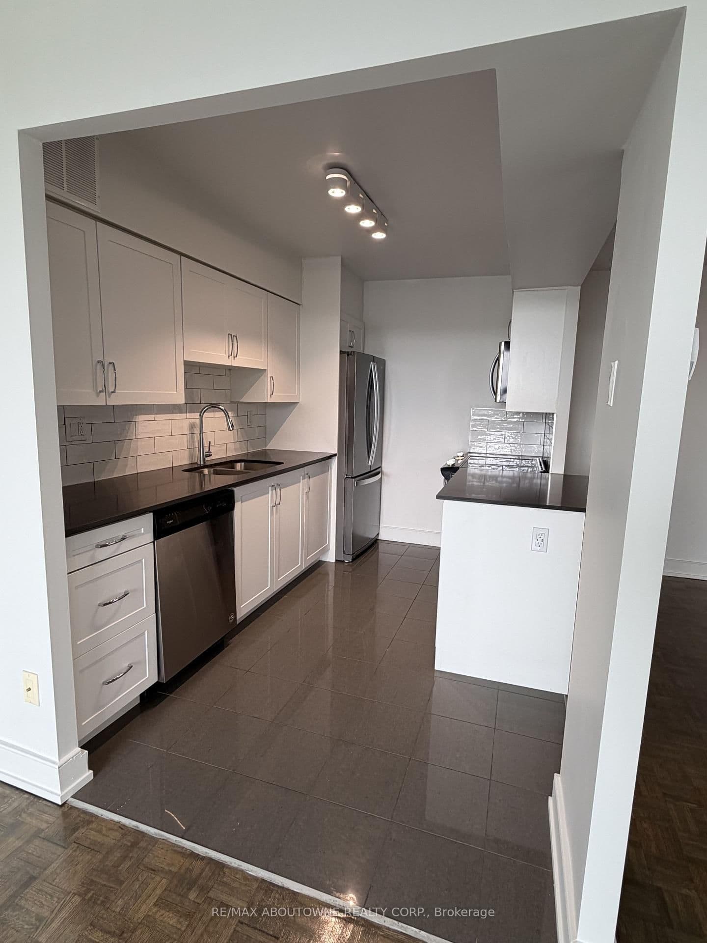 147 Wellington Street W, Unit 614 thumbnail 4